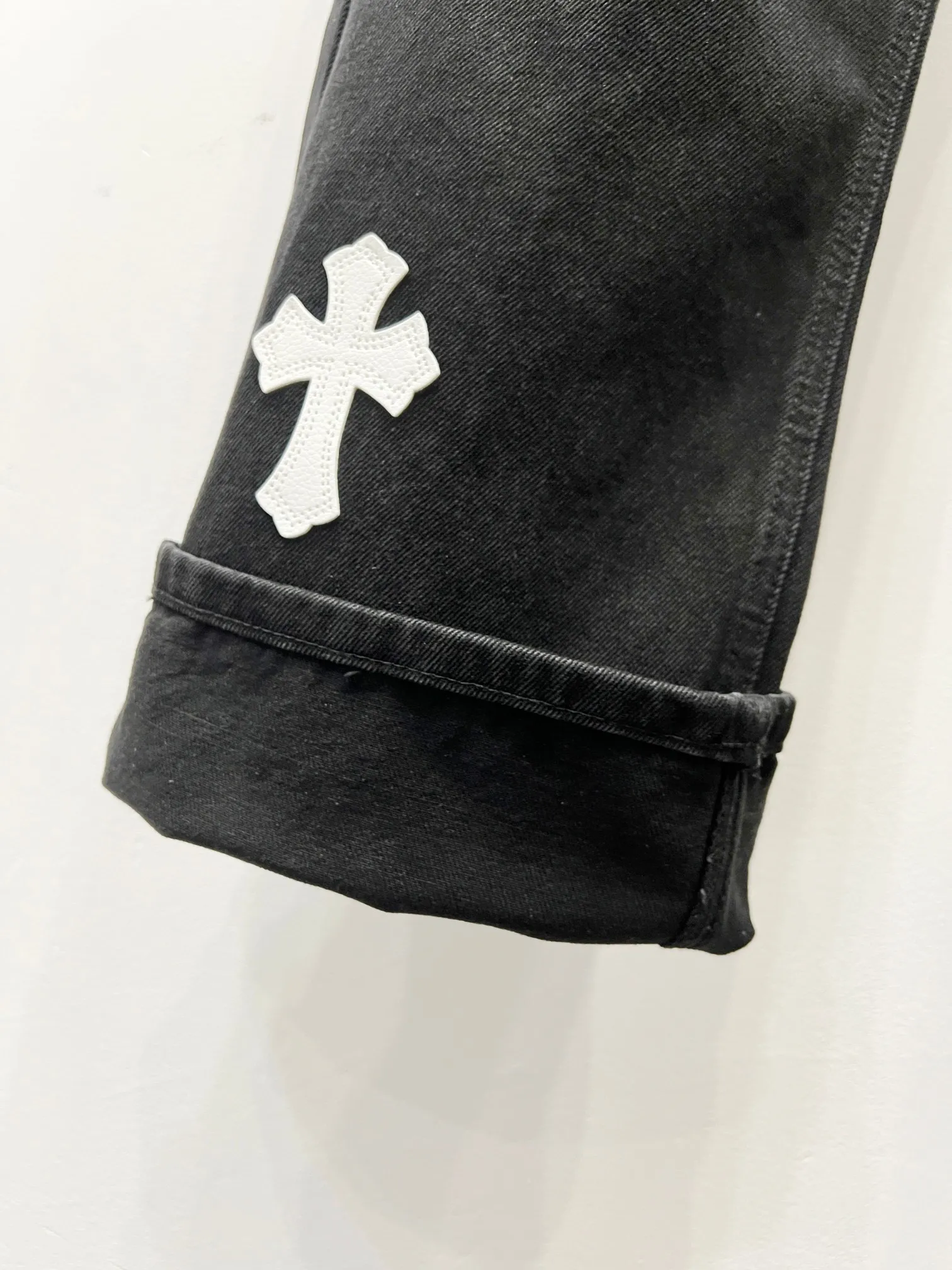P260 Style number: (K650) Style number: (K550) Chrome Hearts & Chrome Hearts CH city limited series Sanskrit cross patch leather jeans need to be washed and then disassembled and hand-sewn sheepskin cross leather is then spliced ​​to complete. The whole piece requires too much craftsmanship to explain. The texture can be seen in the hand, and it looks good. The styles with different washed textures are very friendly to people with thin legs and thick legs. The straight version is very flattering to the leg shape. The moderate length is timeless and can be matched easily and casually. It is the basic styling foundation for various styles and is a must-have in the wardrobe! The fabric is stiff but also makes the upper body soft without losing texture. The washing process is even more perfect. It is a must-have item for everyone! ! ! Washed wheat, hang tag, pants label, three labels are complete, the upper body effect is particularly stiff and stylish, super stylish, same style for men and women - Color: Size: 28 30 32 34